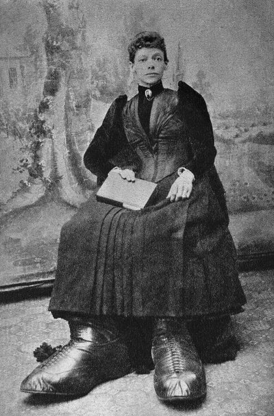 Los monstruos, Berthe aux grands pieds. Fotografía, finales del siglo XIX, París. Coll. Selva. de Unknown photographer