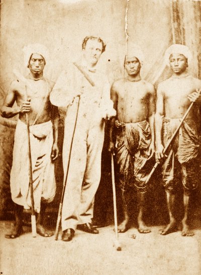 Teniente Joseph Sherer, Asistente del Superintendente de Cachar, con sus porteadores, Manipur, circa 1861 de Unknown