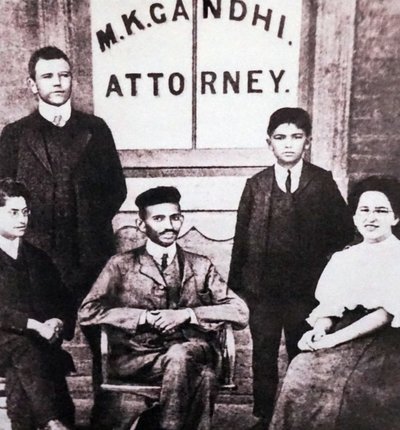 Mahatma Gandhi sentado con cuatro socios delante de su despacho de abogados en Johannesburgo, Sudáfrica, Sudáfrica. de Unknown photographer