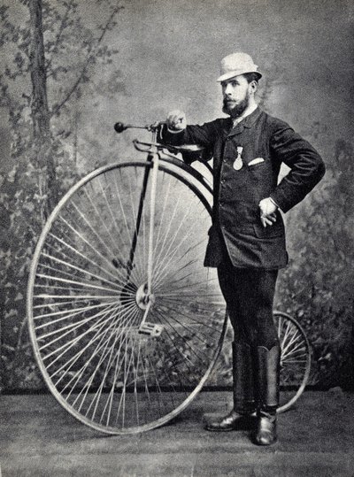 Hombre posando con el gran bi (grand bi), el ancestro del velocípedo. Fotografía, finales del siglo XIX, París. Coll. Selva. de Unknown photographer