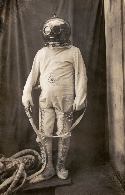 Hombre con escafandra para protegerse del fuego de Unknown photographer