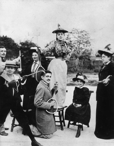 Marcel Proust (1871-1922) arrodillado con una raqueta de tenis frente a Jeanne Ponquet de pie sobre una silla en Neuilly (Francia) 1892 de Unknown photographer