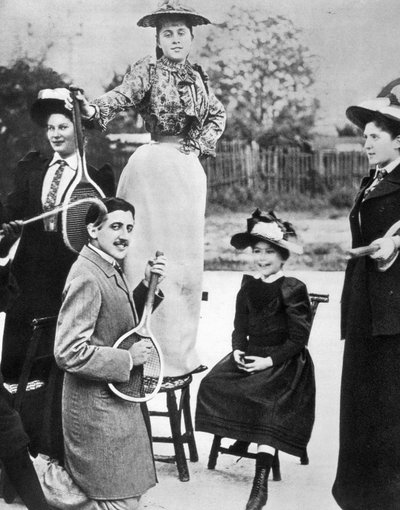 Marcel Proust, en medio de un grupo de jóvenes mujeres, tocando la guitarra en una raqueta de tenis en el Boulevard Bineau en París de Unknown photographer