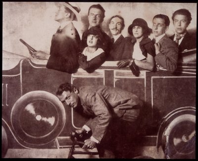 Max Morise, Simone Breton, Paul Eluard, Joseph Delteil, Gala Desnos, André Breton y Max Ernst (en bicicleta), en la Feria de Montmartre. de Unknown photographer