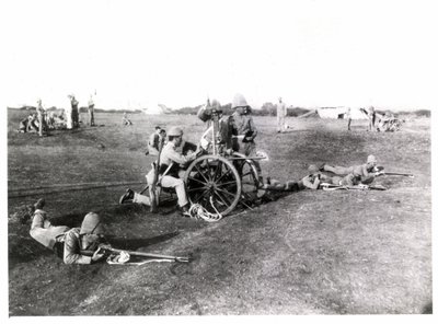 Miembros de la Infantería Ligera del Rey de Yorkshire entrenando con armas Gardner, circa 1890 de Unknown