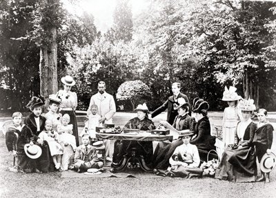 Miembros de la Familia Real Británica, incluyendo al Rey Jorge V, el Rey Eduardo VIII alrededor de la Reina Victoria en una fiesta en el jardín. Fotografía entre 1895 y 1901 de Unknown photographer