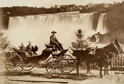 Unos hombres en un carruaje se detienen cerca de una cascada. de Unknown photographer