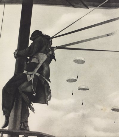 Momento antes de la caída, aviador de la RAF listo para abandonar el avión en paracaídas, fotografía del Illustrated London News, 29 de junio. de Unknown photographer