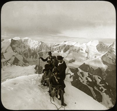 Alpinismo a finales del siglo XIX o principios del XX: grupo de alpinistas en la cumbre del Wetterhorn (literalmente "Cuerno del Tiempo", 3.692 m), cumbre del macizo del Wetterhorner, Alpes berneses, Cantón de Berna, Suiza - escalada, cordee - fotog. de Unknown photographer