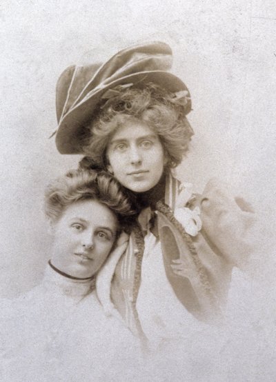 Natalie Clifford Barney y Renee Vivien, Francia, c.1900 (foto b/n) de Unknown photographer
