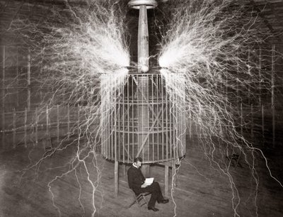 Nikola Tesla sentado en su laboratorio de Colorado Springs con su “Transmisor Magnificante” de Unknown photographer