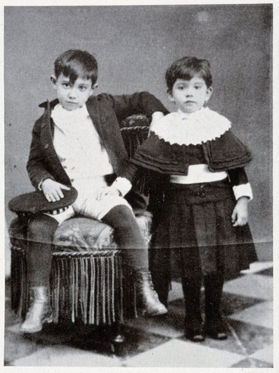 Pablo Picasso a los siete años y su hermana - en “Picasso, documentos iconográficos” por Sabartes de Unknown photographer