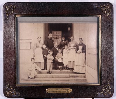 Pastor entre niños ingleses tratados preventivamente contra la rabia. Museo Pasteur de Unknown photographer