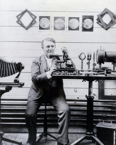 Foto de Thomas-Alwa Edison frente a su fonógrafo de Unknown photographer