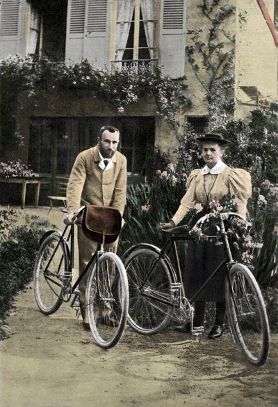 Pierre y Marie Curie en su jardín de Unknown photographer