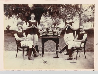 Equipo de polo con trofeos de Unknown photographer