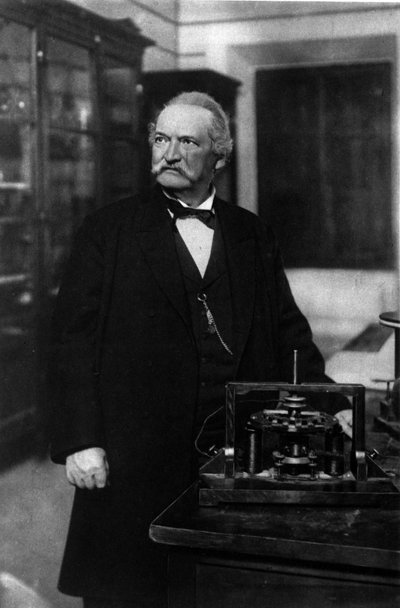 Retrato de Antonio Pacinotti físico italiano (1841-1912) con su Anillo de Unknown photographer