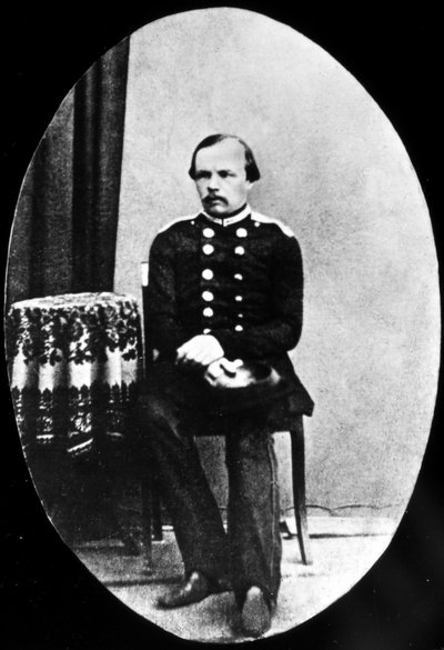 Retrato de Dostoyevski joven, sentado, en medallón de Unknown photographer