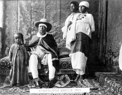 Retrato del Emperador Menelik II de Etiopía (1844 - 1913) con su familia. de Unknown photographer