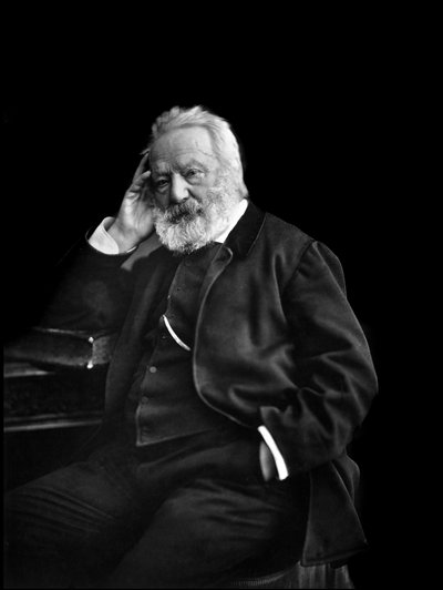 Retrato del escritor inglés Victor Hugo c.1880 (foto en blanco y negro) de Unknown photographer