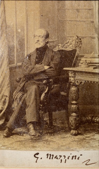 Retrato de Giuseppe Mazzini, con autógrafo (foto en b/n) de Unknown photographer