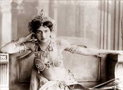 Retrato de Margaretha Geertruida Zelle, conocida como Mata Hari, bailarina y espía holandesa, siglo XX (foto) de Unknown photographer