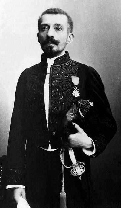 Retrato de Pierre Loti (1850-1923), novelista y oficial de la Marina Francesa, en traje académico. de Unknown photographer