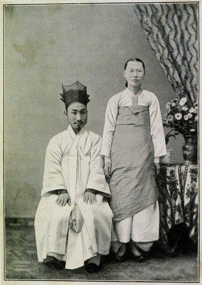 Retrato de un funcionario coreano y su esposa a finales del siglo XIX de Unknown photographer
