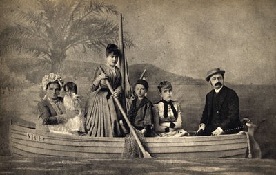 Retrato de una familia con un fotógrafo, escenificado en un bote. Fotografía, finales del siglo XIX, París. Coll. Selva de Unknown photographer