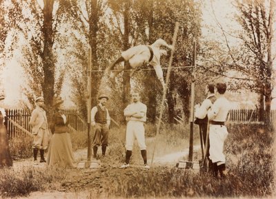 Retrato de un hombre que se entrena en salto con pértiga delante de unos espectadores de Unknown photographer