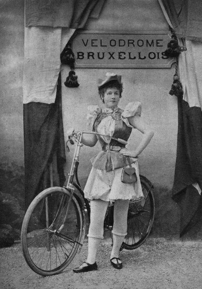 Retrato de una mujer ciclista. Fotografía, finales del siglo XIX, París. Colección Selva de Unknown photographer