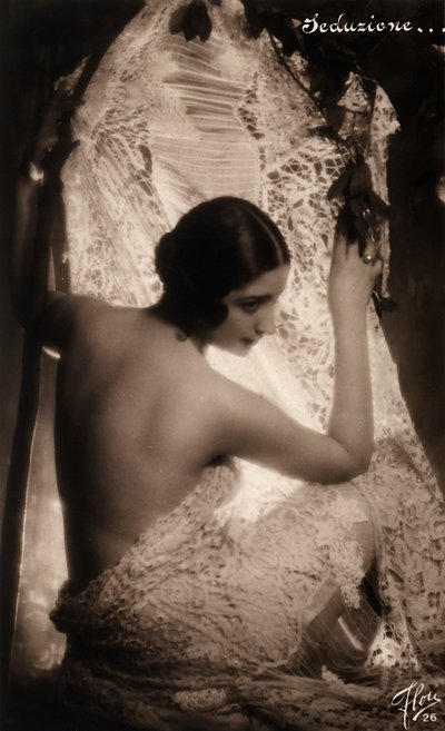 Retrato de una joven envuelta en un paño de encaje blanco de Unknown photographer