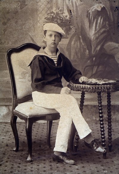 Retrato del hijo del príncipe Carlos de Borbón, con traje de marinero de Unknown photographer