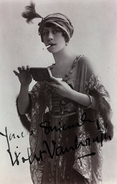 Retrato de la actriz inglesa Violet Vanbrugh, tarjeta postal de Unknown photographer