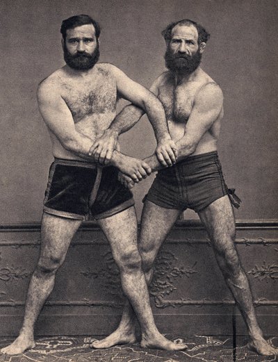 Retrato de los hermanos de Marsella en luchador. Fotografía, finales del siglo XIX, París. Colección Selva. de Unknown photographer