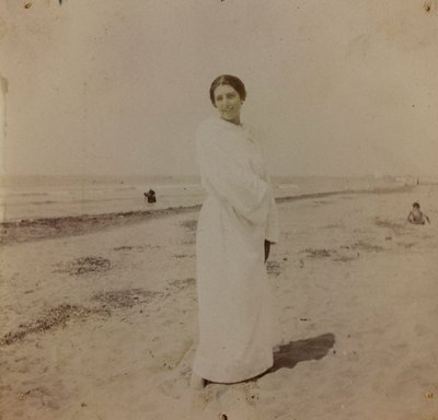 Retrato en la playa de Forte dei Marmi, Versilia, hacia 1910 (foto) de Unknown photographer