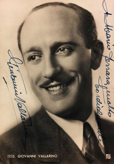 Retrato con dedicatoria y autógrafo del cantante italiano Giovanni Vallarino; tarjeta postal de Unknown photographer