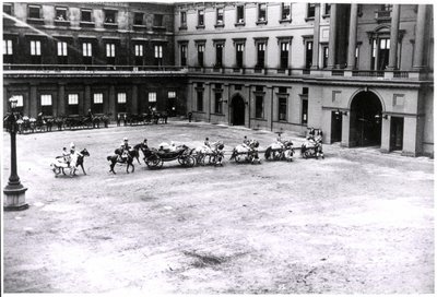 La Reina Victoria saliendo del Palacio de Buckingham, Jubileo de Diamante, 22 de junio de 1897 (foto en b/n) de Unknown photographer