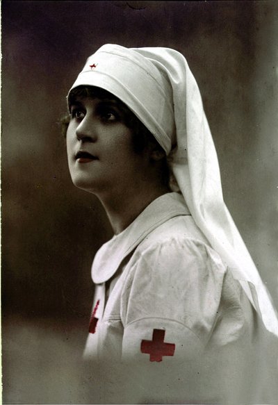 Enfermera de la Cruz Roja, Primera Guerra Mundial (foto coloreada a mano) de Unknown photographer