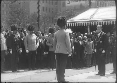 Descubrimiento del monumento a Hesser en la estación de tren vienesa de Westbahnhof de Unknown photographer