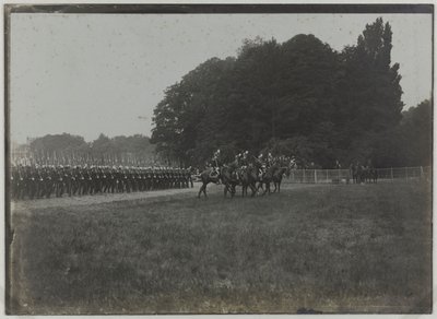 Revista del 14 de julio, desfile de la escuela Saint-Cyr, París, c.1900 (foto b/n) de Unknown photographer