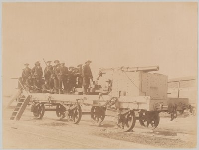 Marineros del HMS Hecla manejando un cañón naval montado en un vagón de ferrocarril, Egipto de Unknown photographer