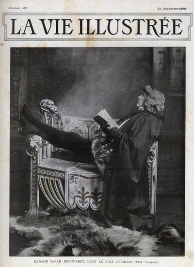 Sarah Bernhardt (1844-1923) en el papel de Hamlet de Shakespeare - portada de la Vida Ilustrada de 1899 de Unknown photographer