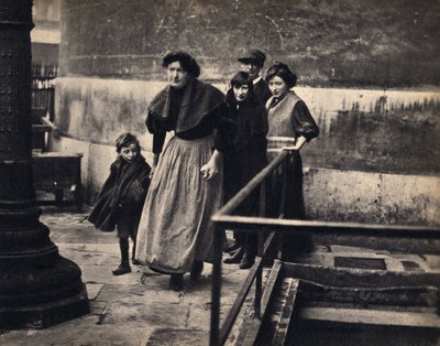 Escena de una familia expulsada en París. Fotografía, finales del siglo XIX, París. Coll. Selva. de Unknown photographer
