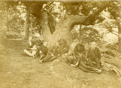 Siete de los principales miembros de la Sociedad Misionera Eclesiástica en Sierra Leona y Nigeria sentados bajo el roble de Wilberforce en Keston, Kent, Reino Unido. de Unknown photographer