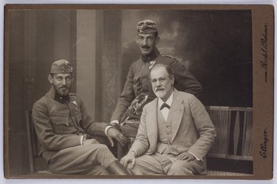 Sigmund Freud con sus hijos Ernst y Martin vestidos con uniforme militar, hacia 1916 (fotografía en blanco y negro). de Unknown photographer