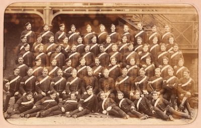 Soldados del 1º Dragones Reales en uniforme de establo, Aldershot de Unknown photographer