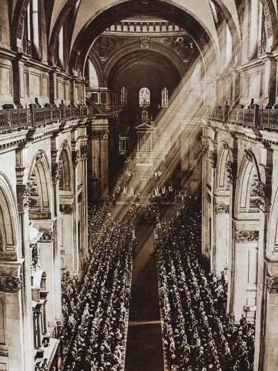 Rayos de sol en la catedral de San Pablo durante el servicio por el Jubileo de Plata del Rey Jorge V, Londres, Reino Unido, fotografía del Illustrated London News, 11 de mayo. de Unknown photographer