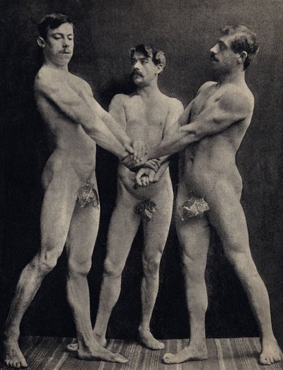 El Juramento de los Horacios, posan tres hombres desnudos tomando juramento. Fotografía, finales del siglo XIX, París. Colección Selva de Unknown photographer