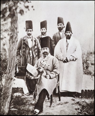 El Shah de Persia Nasser-ed-Din y sus chambelanes de Unknown photographer